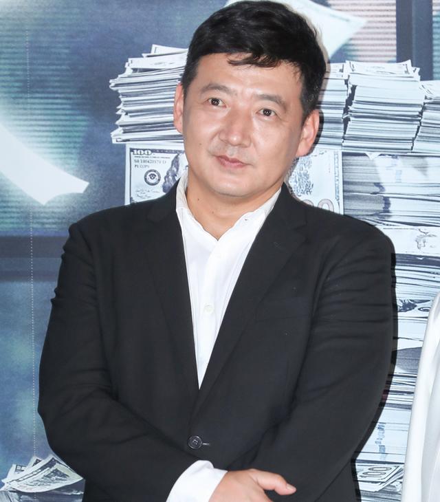 他年近40才演电影,演坏人演到以假乱真,每年都被"抓起来"几回