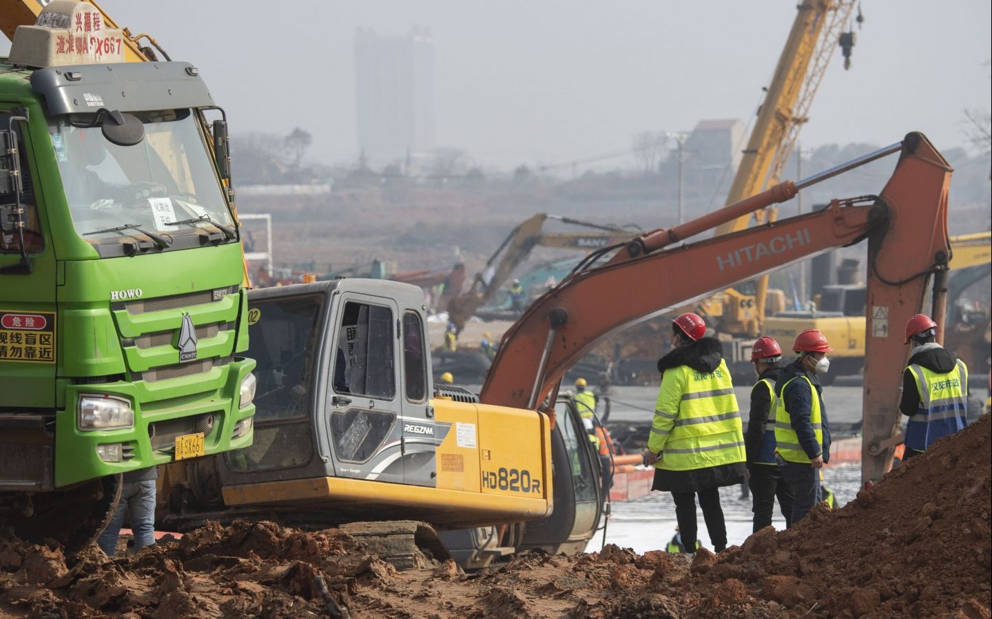 2020年1月30日,武汉火神山医院工程建设正如火如荼的建设中。新京报记者 陶冉 摄