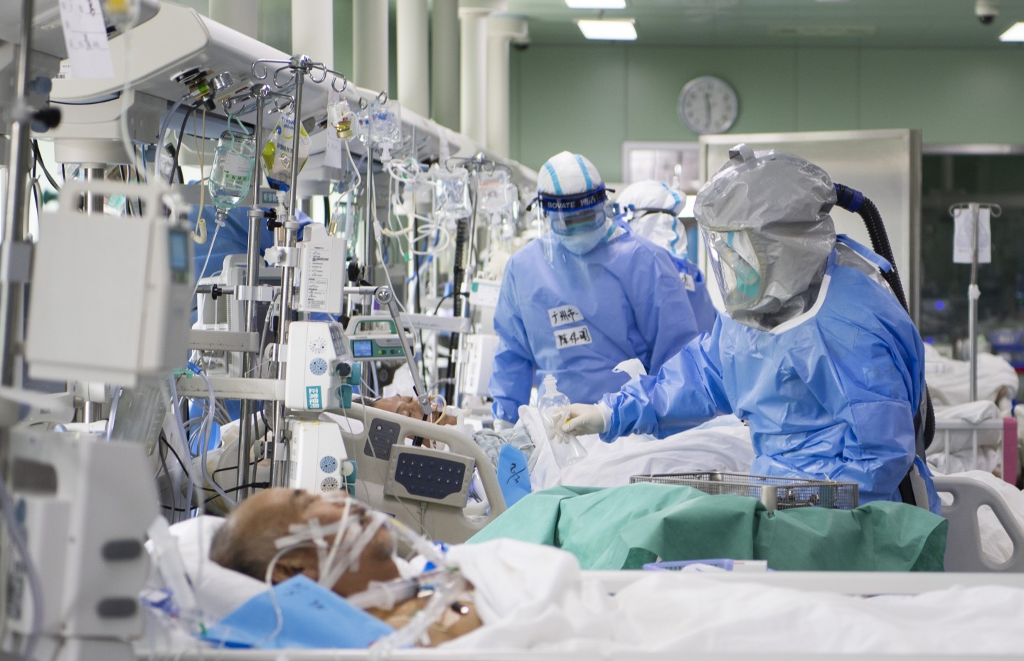 2020年3月8日,武汉协和医院西院护理人员在icu为患者治疗.