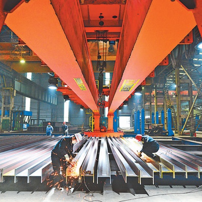 3月31日，安徽马钢长材事业部H型钢生产线成品修磨职工正在对H型钢产品表面修磨打光。 　　张 磊摄（影像中国）