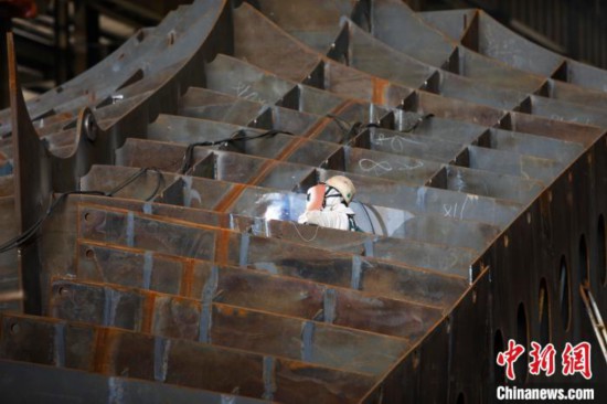 上海外高桥造船有限公司完成5艘(座)船舶交付