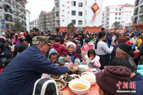 中国扶贫对全球减贫的贡献率超七成，图片来源见水印