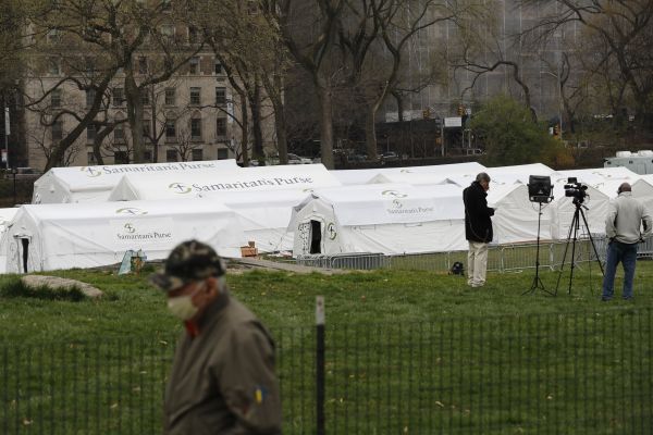 3月30日，工作人员在美国纽约中央公园搭建临时医院。（新华社）