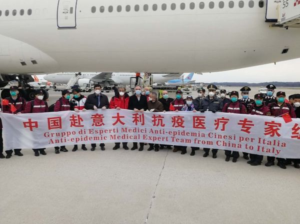 3月25日，中国第三批赴意大利抗疫医疗专家组一行14人抵达米兰马尔奔萨机场（中国驻意大利大使馆网站截图）