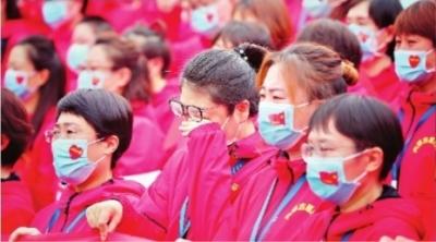 3月31日，内蒙古援鄂医疗队踏上返程，临别前约好明年再来看武汉 　长江日报记者陈亮 摄