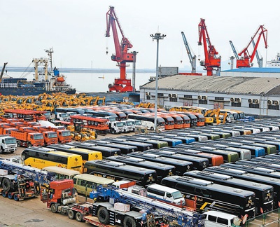 3月31日，江苏连云港港集装箱码头装卸货物呈现一派繁忙景象。 　　王 春摄（影像中国）
