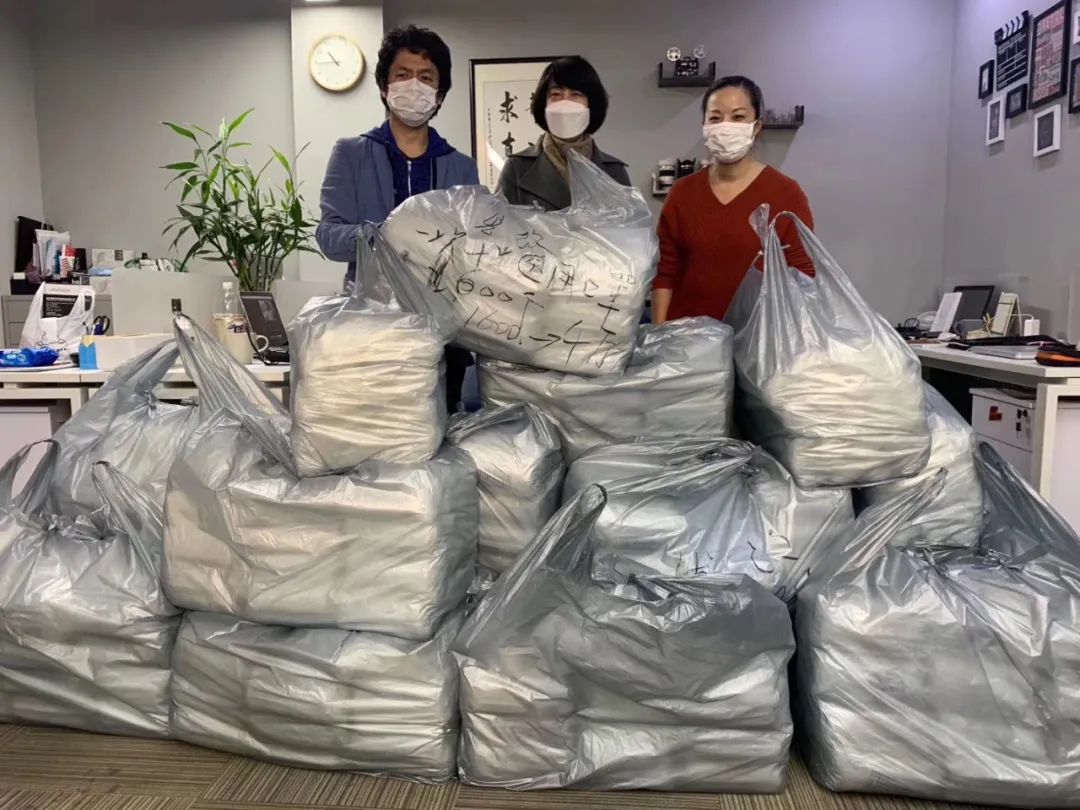 秦淮区政府和竹内亮夫妇向日本捐赠的口罩.受访者供图