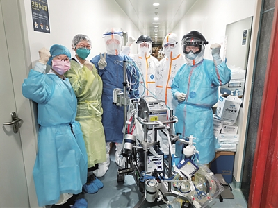丁仁彧（左三）准备带领团队进入病区给患者上ECMO。图片由中国医科大学附属第一医院提供