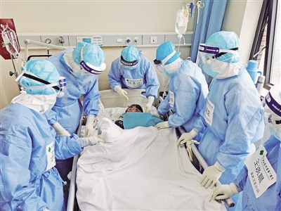 中国医大一院第三批医疗队护理团队齐心协力为患者完成俯卧通气。图片由中国医科大学附属第一医院提供