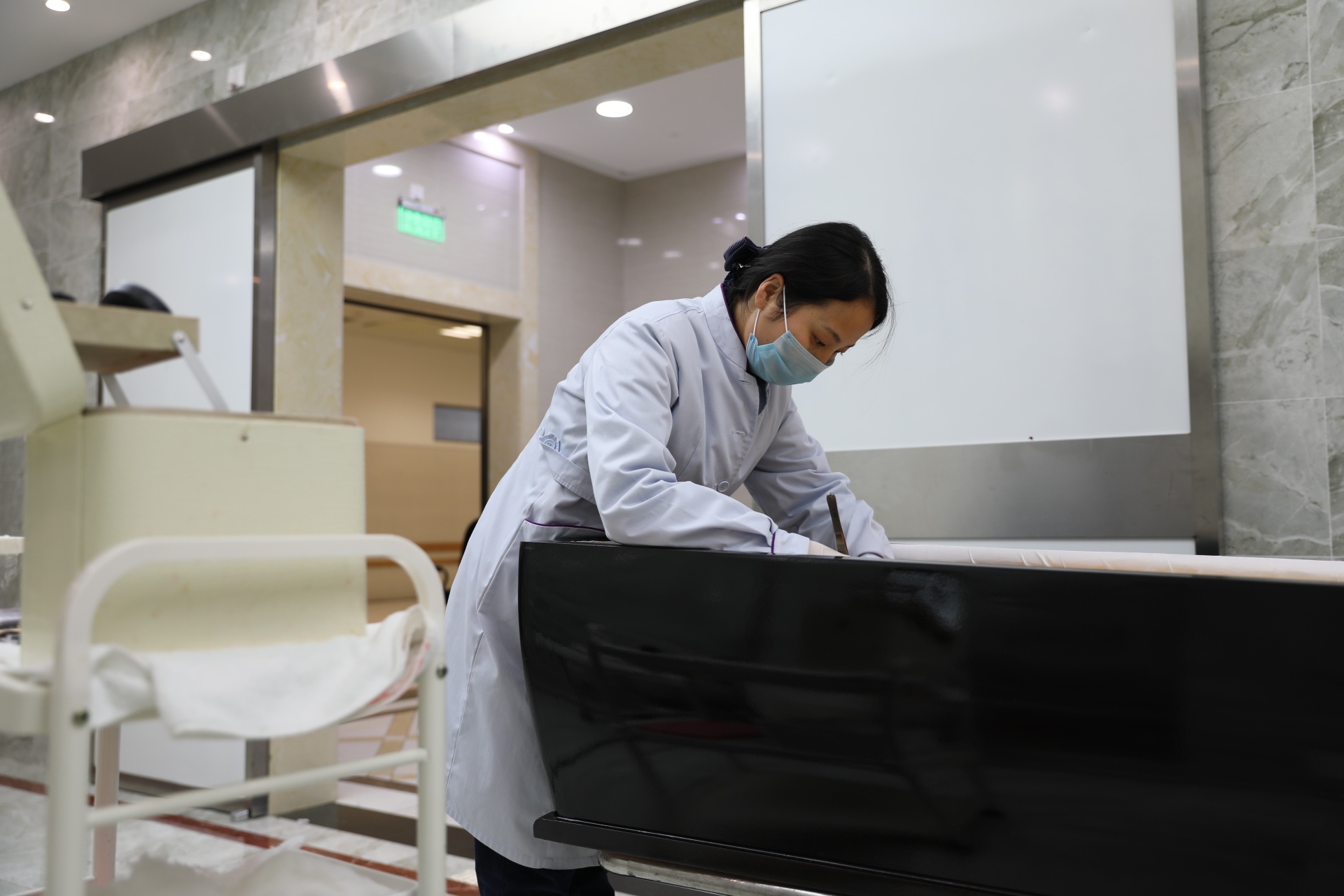 彭彩红在为遗体化妆(上海市殡葬服务中心 供图)