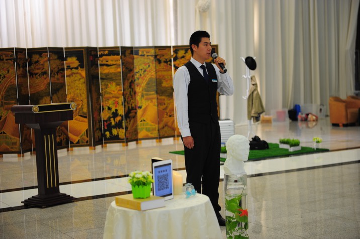 李怡斐在主持追悼会（上海市殡葬服务中心 供图）