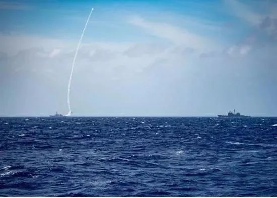 美军伯克级导弹驱逐舰“巴里”号近日在菲律宾海试射导弹