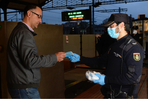 西班牙在进入国家紧急状态的一个月后共累计确诊166019例新冠肺炎病例