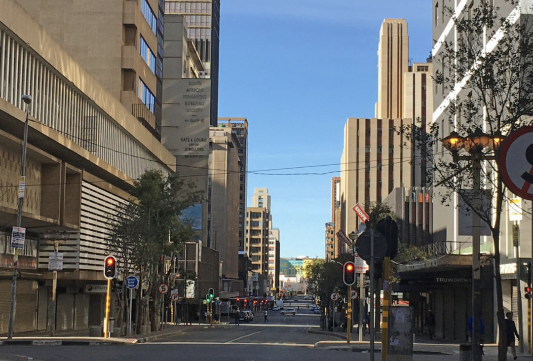  4月7日，在南非约翰内斯堡，街道上行人稀少（新华社记者 陈诚 摄）