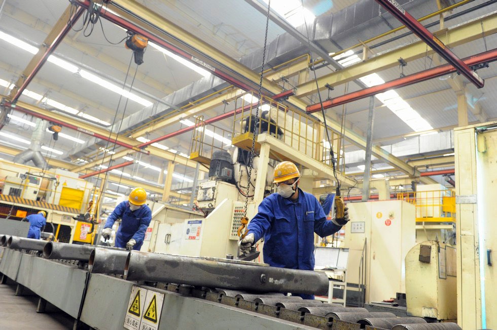 东风德纳车桥襄阳工厂桥壳二车间繁忙的生产现场