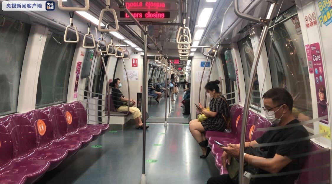 △新添坡地铁民多都戴上了口罩