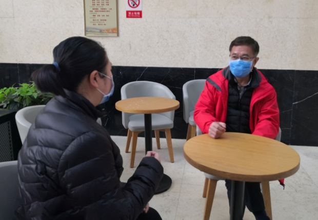 姜长青(右)为医疗队队员进走一对齐心思疏浚做事