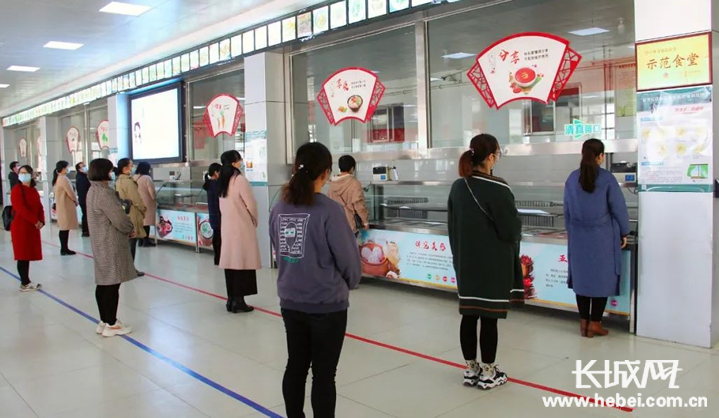 景县中学正在开展安全复学演练,组织教师进行模拟食堂打饭.任家英供图