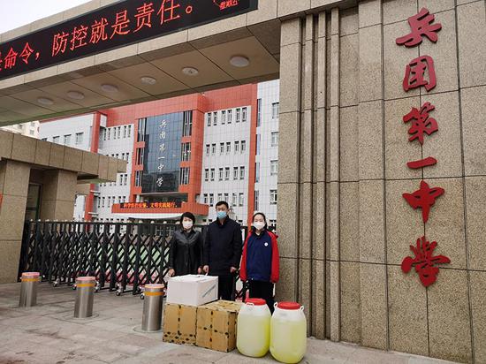 日前,新疆乌鲁木齐市兵团一中八年级学生董怡杉在母亲的支持下,把平时