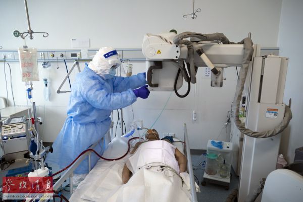  4月11日，武汉，在华中科技大学同济医学院附属同济医院中法新城院区ICU病房，医生正为一名新冠肺炎危重症患者做肺部X光片。（新华社） 