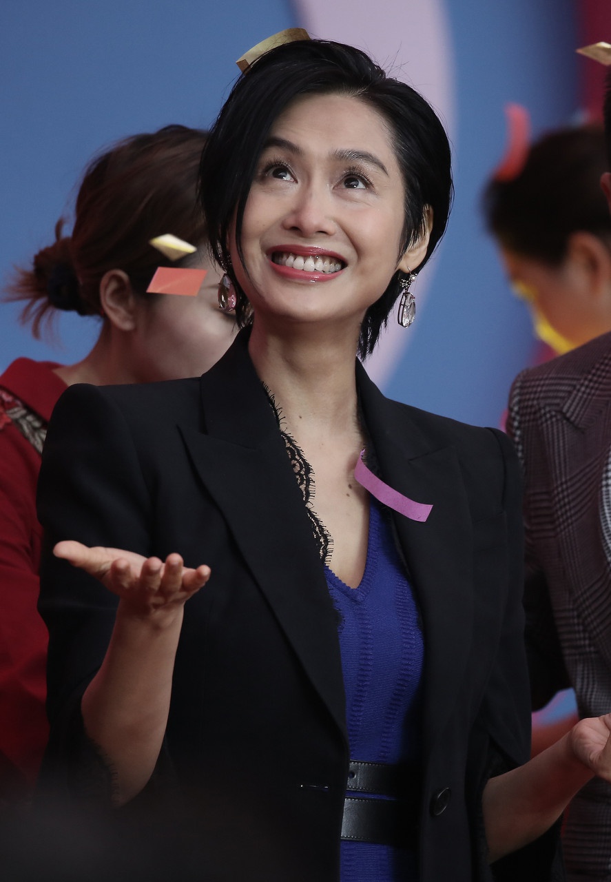 今日图集:年逾半百朱茵容颜常驻