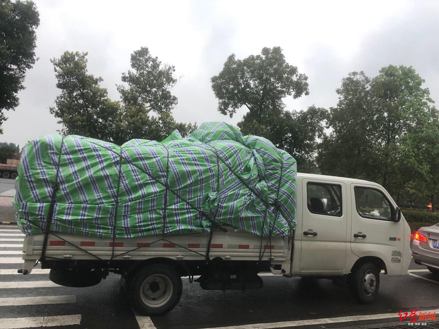 陈冬开货车送货.