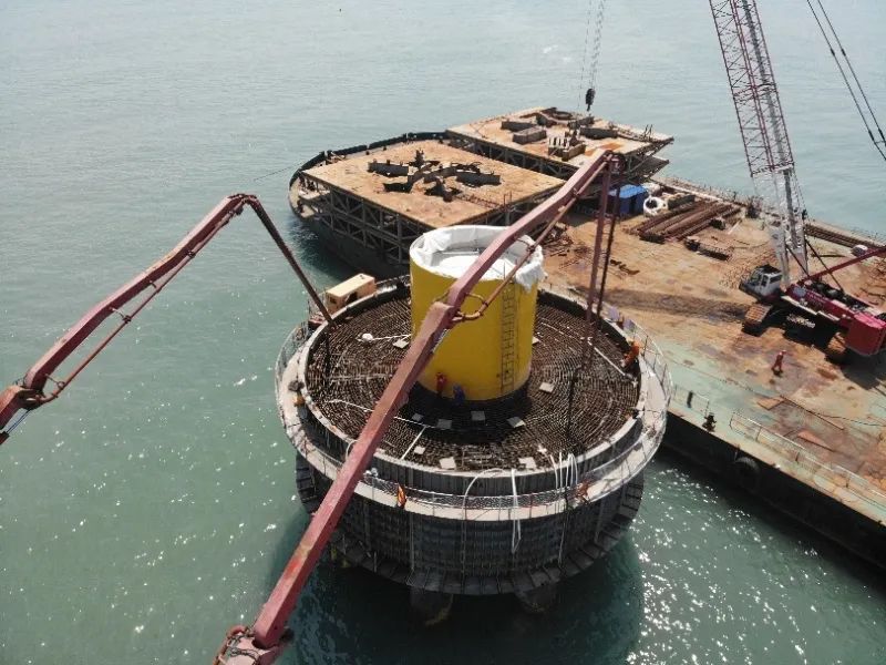 图为海上施工船舶正在对该项目最后一台2号机位基础桩进行混凝土浇注