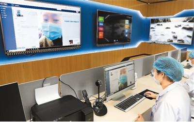 一医院医护人员在湖北孝感进行远程会诊,在线讨论并优化患者诊疗方案