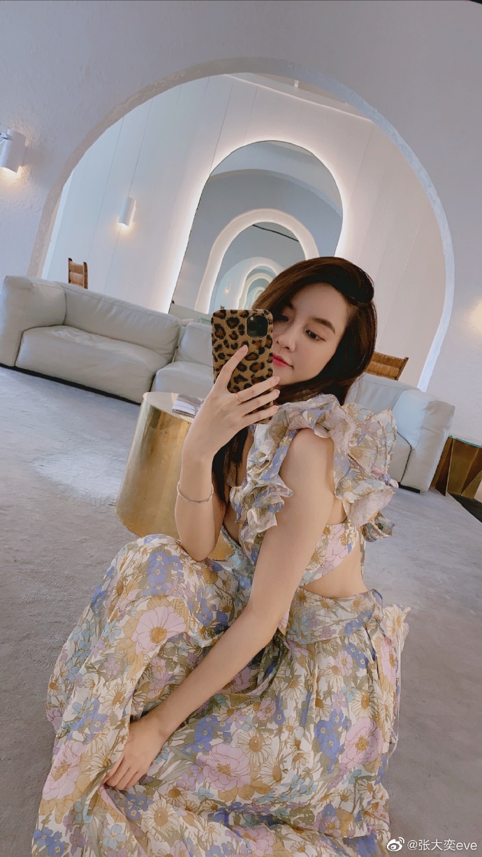 事件当中的两位主人公的身份,@花花董花花疑为知名电商平台总裁的妻子