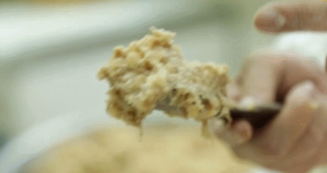 图为没有汤冻感的内馅 图源：纪录片《舌尖上的武汉》