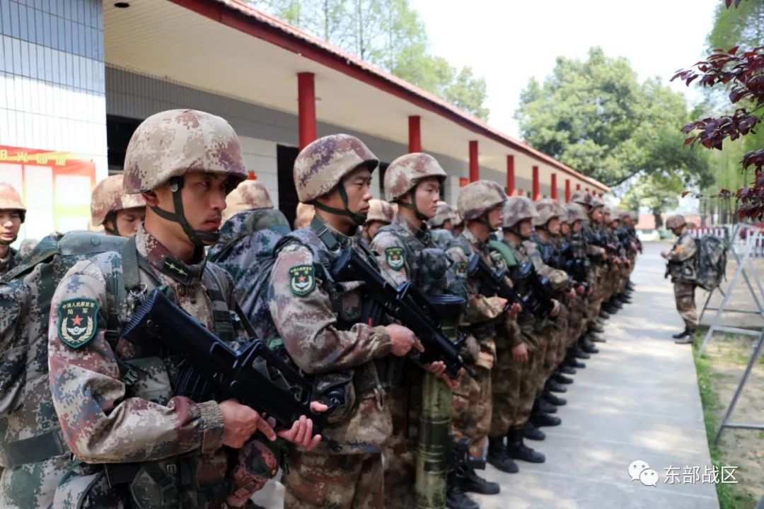 开启了练兵备战的一天以昂扬的姿态打背囊,取武器,集合带出全营官兵