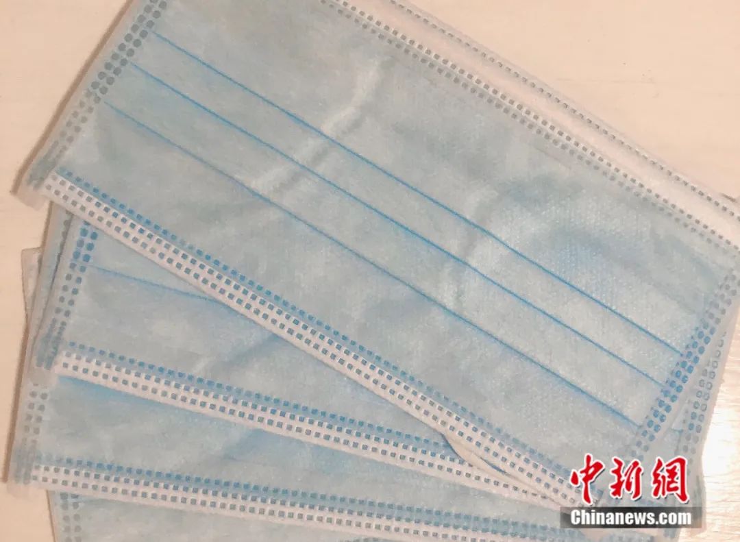 广州市越秀区东兴南路的一家药房售卖一次性医用护理口罩。孙秋霞 摄