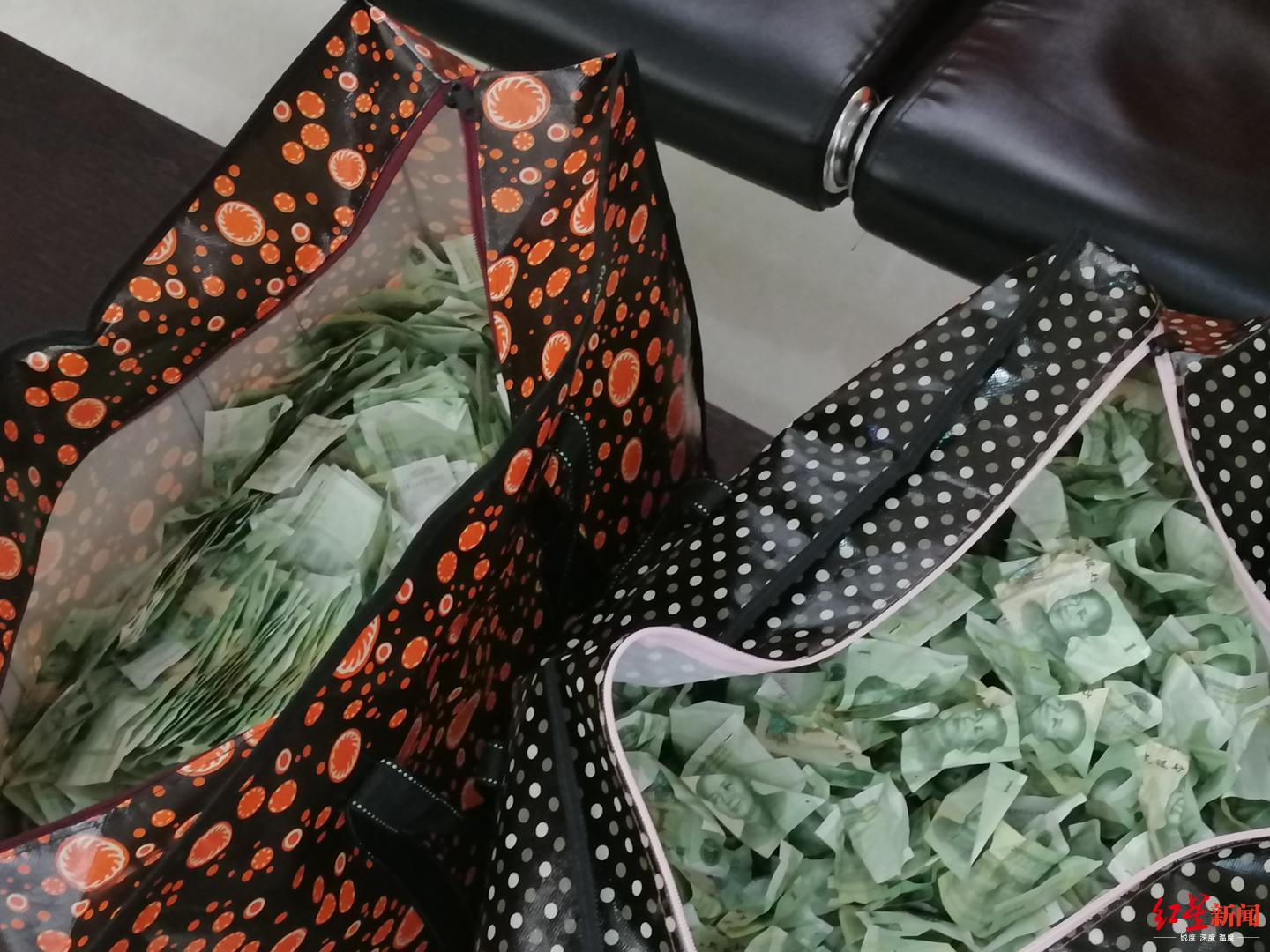 劳动仲裁获赔5262元女子拿到钱一看一元纸币装了两编织袋