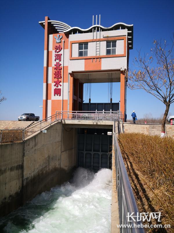 沙河北退水闸向沙河补水现场.