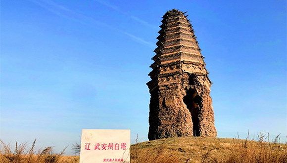 辽代白塔快塌了:纸上"修缮"已多年,千疮百孔成"斜塔"