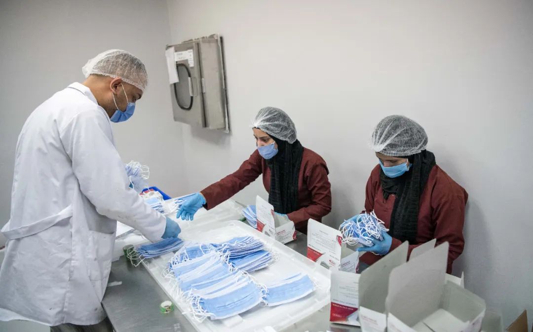 ▲4月14日,在埃及首都开罗,工人在工厂里生产口罩。新华社记者 邬惠我 摄 ▲4月14日,在埃及首都开罗,工人在工厂里生产口罩。新华社记者 邬惠我 摄