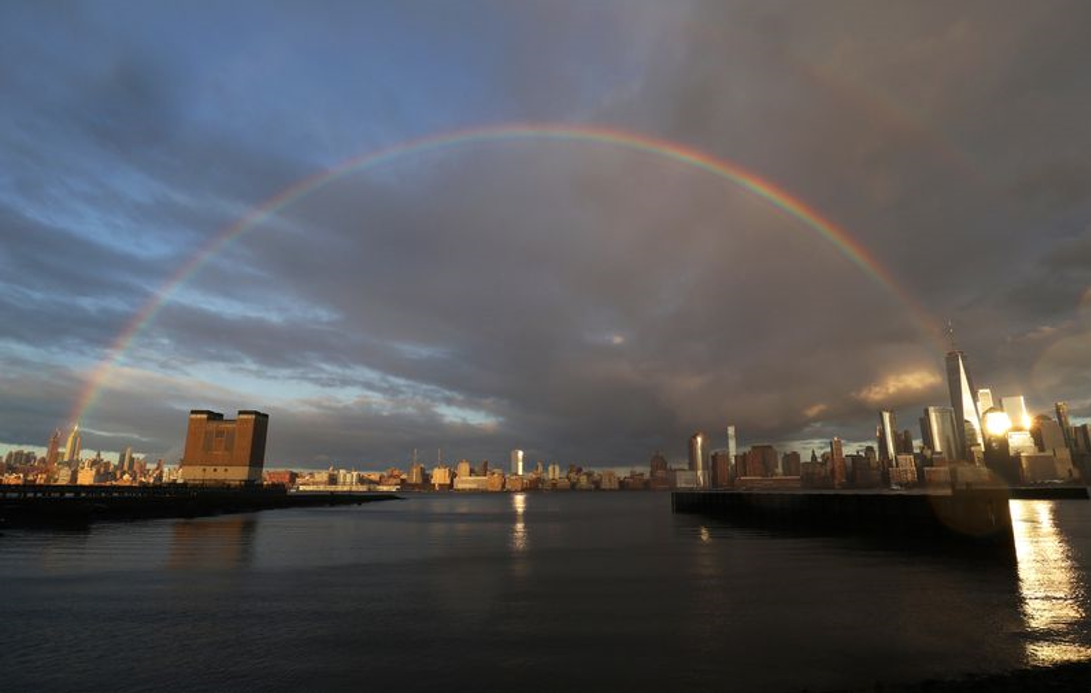 当地时间4月13日，纽约市区出现的彩虹。（图源：Getty）