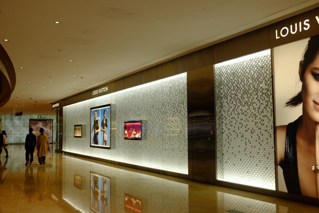 广州太古汇lv门店资深时装记者dana thomas在她所著《奢侈的》一书中