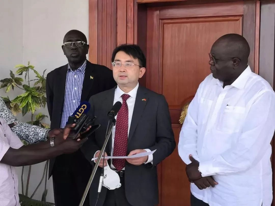 驻外掠影驻南苏丹大使华宁赴机场出席中国援助物资交接仪式