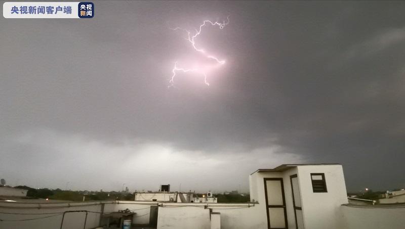 印度比哈尔邦发生强雷暴降雨恶劣天气 5人被雷电击中死亡