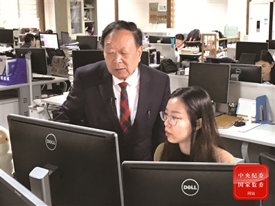 图为李德仁院士在武汉大学测绘遥感信息工程国家重点实验室指导研究生开展雷达干涉测量研究。金文杰 摄