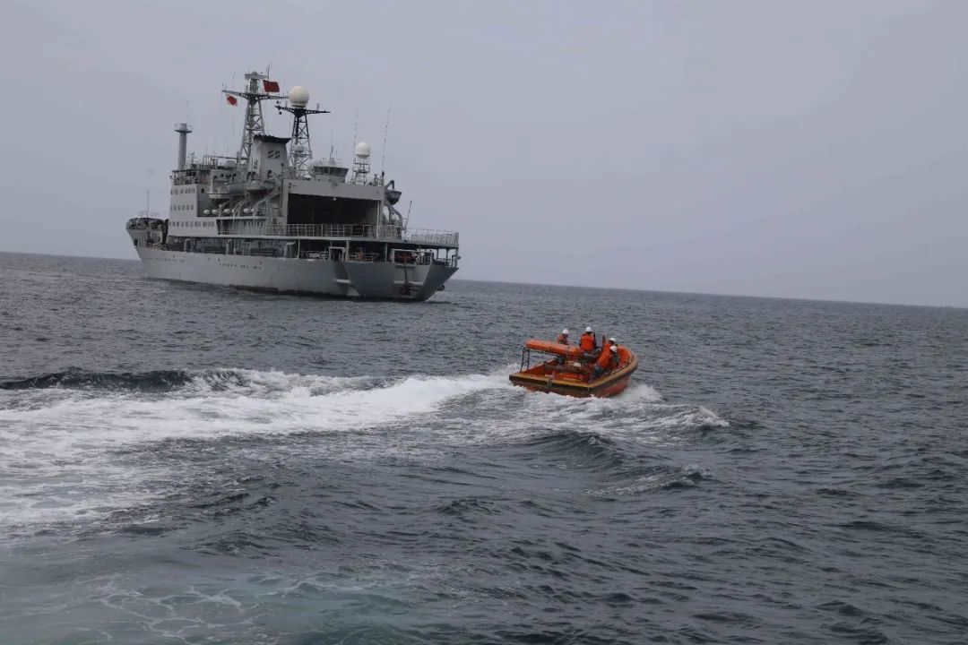 4月中旬,某防险救生支队多艘舰船在南海某海域连续进行复杂条件下多