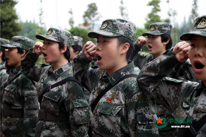 当兵就当能打仗的兵00后女兵庄严宣誓加入战斗行列