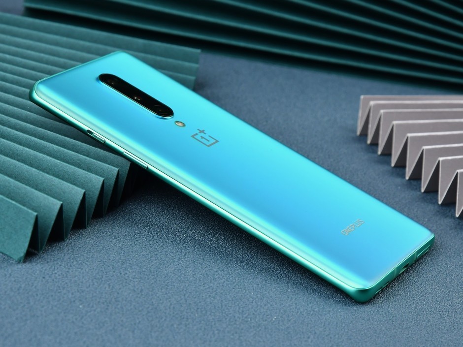 轻薄旗舰屏幕出众:一加 8 手机图赏