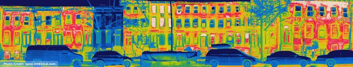  ▲ 上图为布鲁克林某区冬日的热感图，其中蓝色部分为一间被动房屋，可见其甚少向外流出热量，图片来自 Curbed