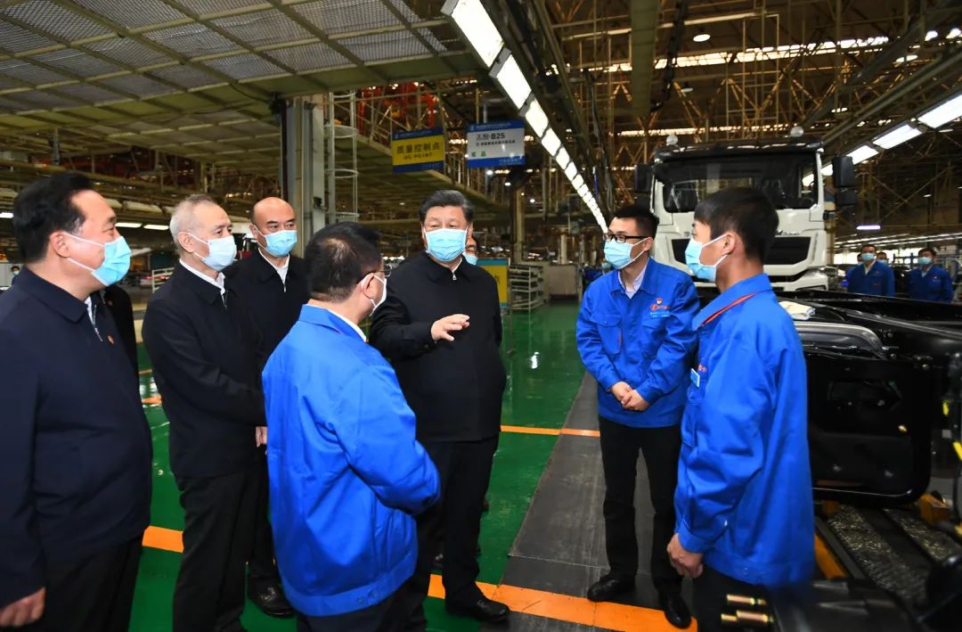 4月22日，习近平在陕西汽车控股集团有限公司了解企业复工复产情况。新华社记者 谢环驰 摄