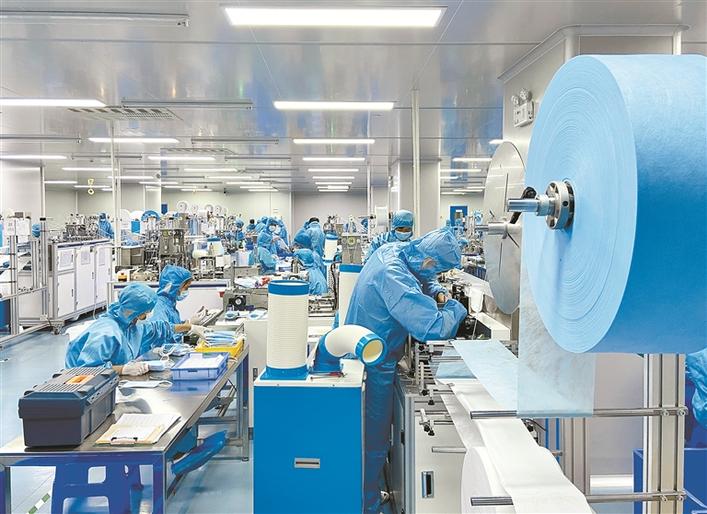 吴德群 许舜钿 文/图) 复课在即,深圳三诺集团专门投产儿童口罩生产线