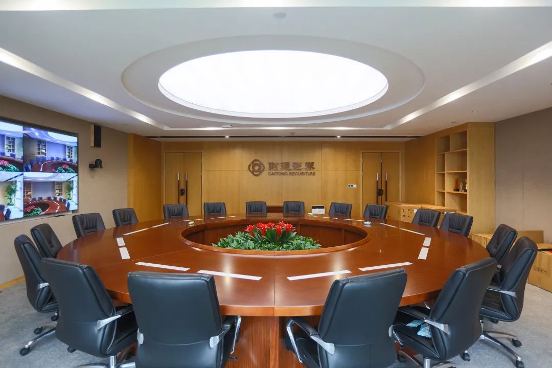 圆桌会议室▲员工食堂▲整洁的办公环境▲人脸识别系统27岁,财通