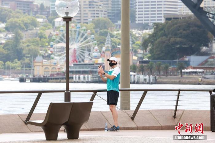 当地时间4月19日，悉尼风和日丽，民众走出家门，享受运动时光。根据相关规定，运动不在受限之列。中新社记者 陶社兰 摄