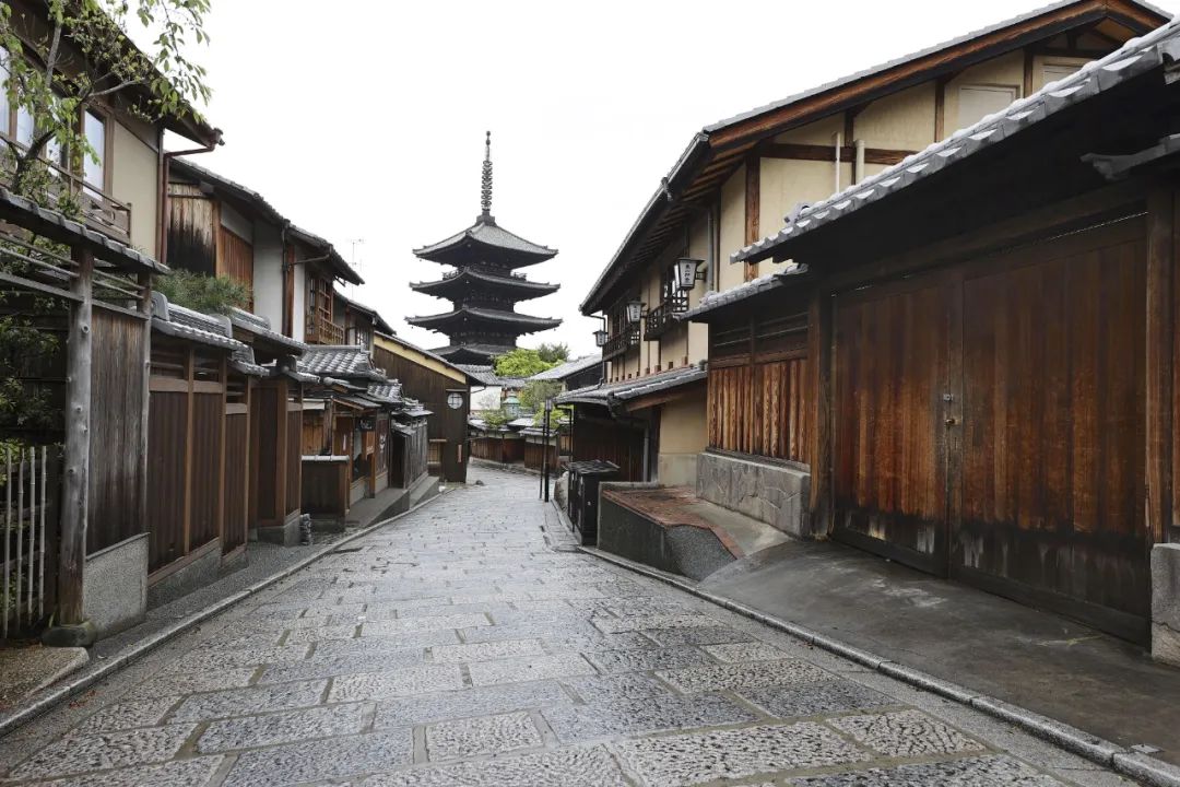 这是4月18日拍摄的日本京都法观寺附近暂停营业的商业街。新华社/共同社